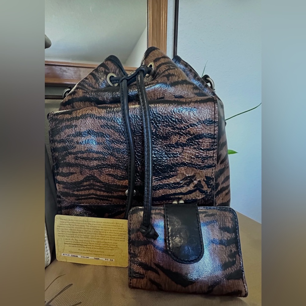 NWOT! Rare and Retired. Patricia Nash Tiger Drawstring Bag w/Matching Wallet - Picture 2 of 12